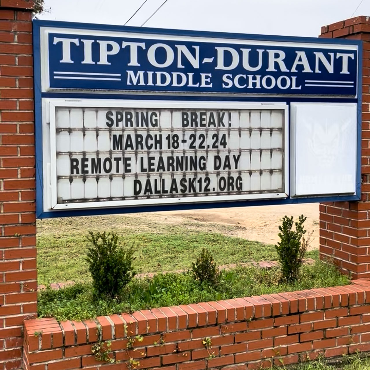 Road sign for Tipton-Durant Middle School.